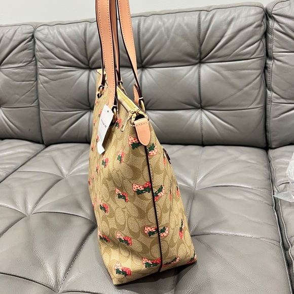 Coach Gallery Tote Bag In Signature Canvas With Strawberry Print - Picture 2 of 6